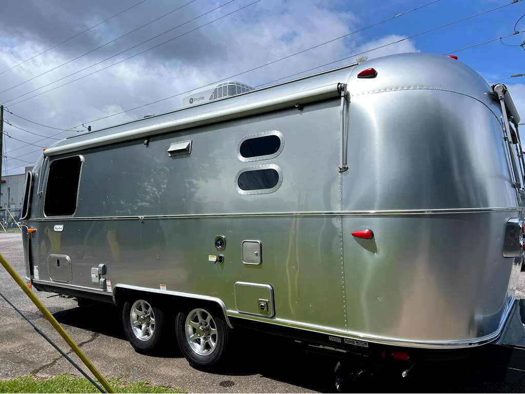 2027 AIRSTREAM FLYING CLOUD 23FBT - Image 3