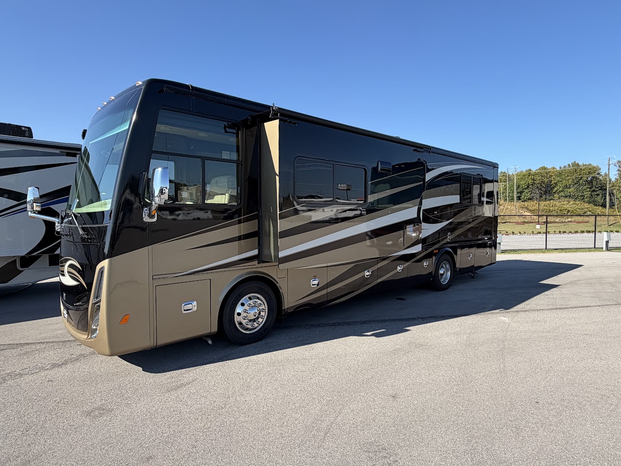 2017 TIFFIN ALLEGRO BREEZE 32BR - Image 3