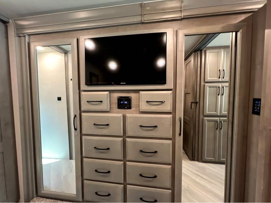2024 HOLIDAY RAMBLER INVICTA 36Y - Image 23