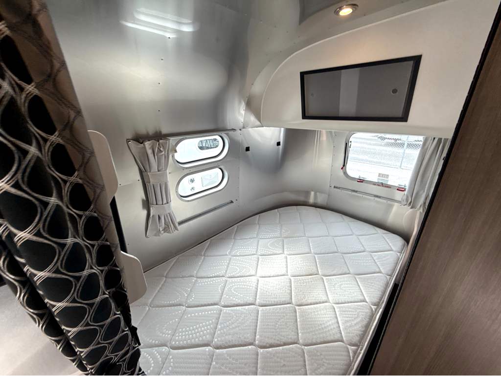 2022 AIRSTREAM CARAVEL 19CB - Image 29