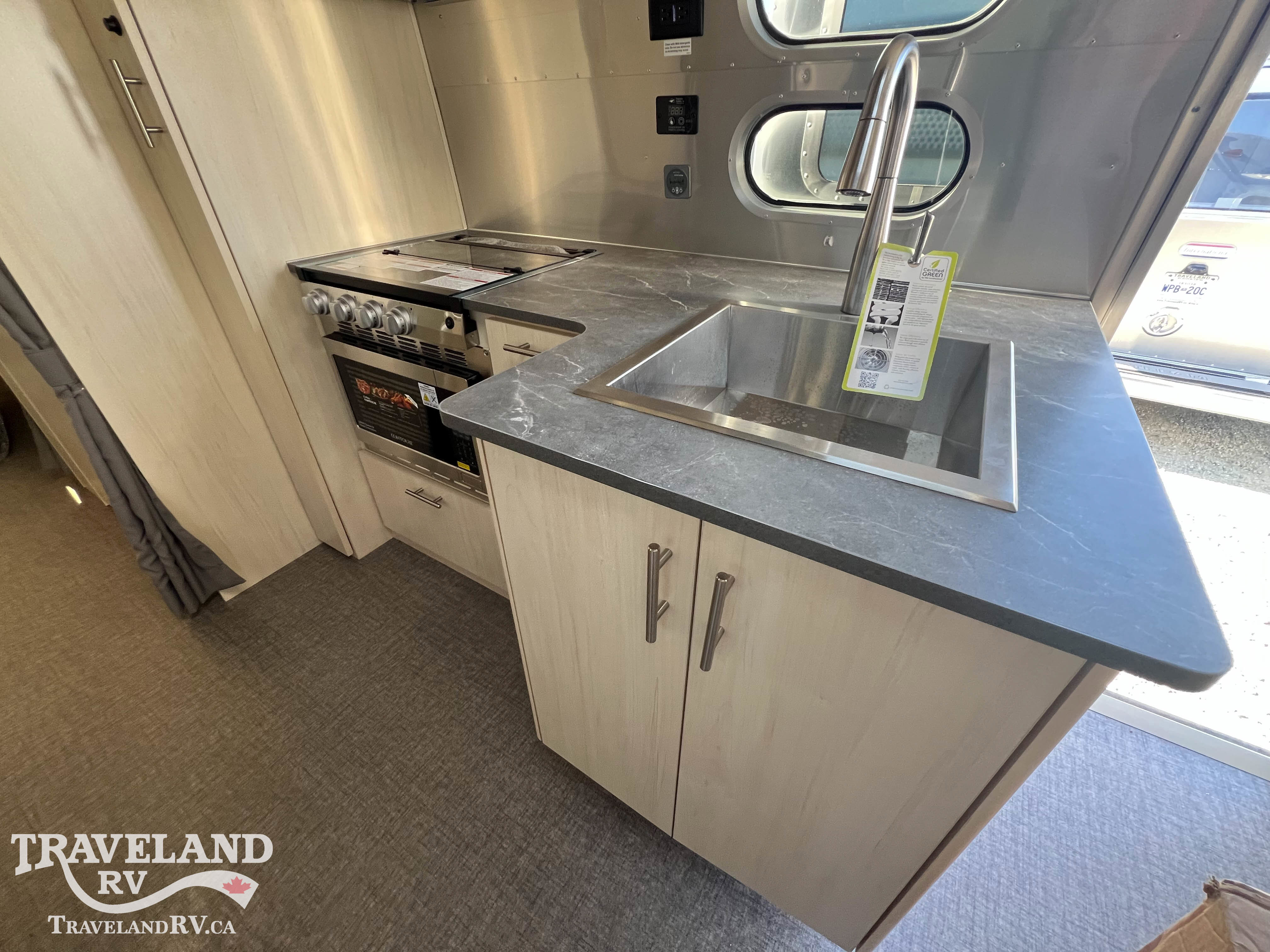 2026 Airstream Flying Cloud 25FB - Image 12