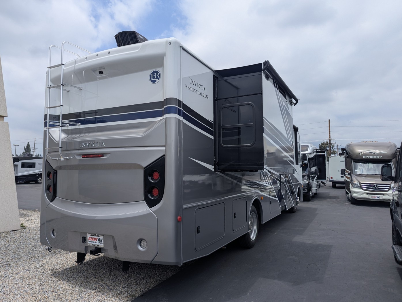2026 Holiday Rambler Invicta 33HB - Image 6