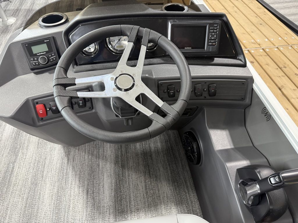 2026 Bennington 22SF TriToon Pontoon - Image 15