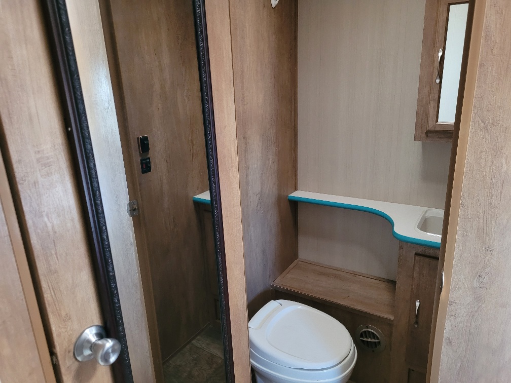 2017 Gulf Stream Vintage Cruiser 19ERD - Image 12