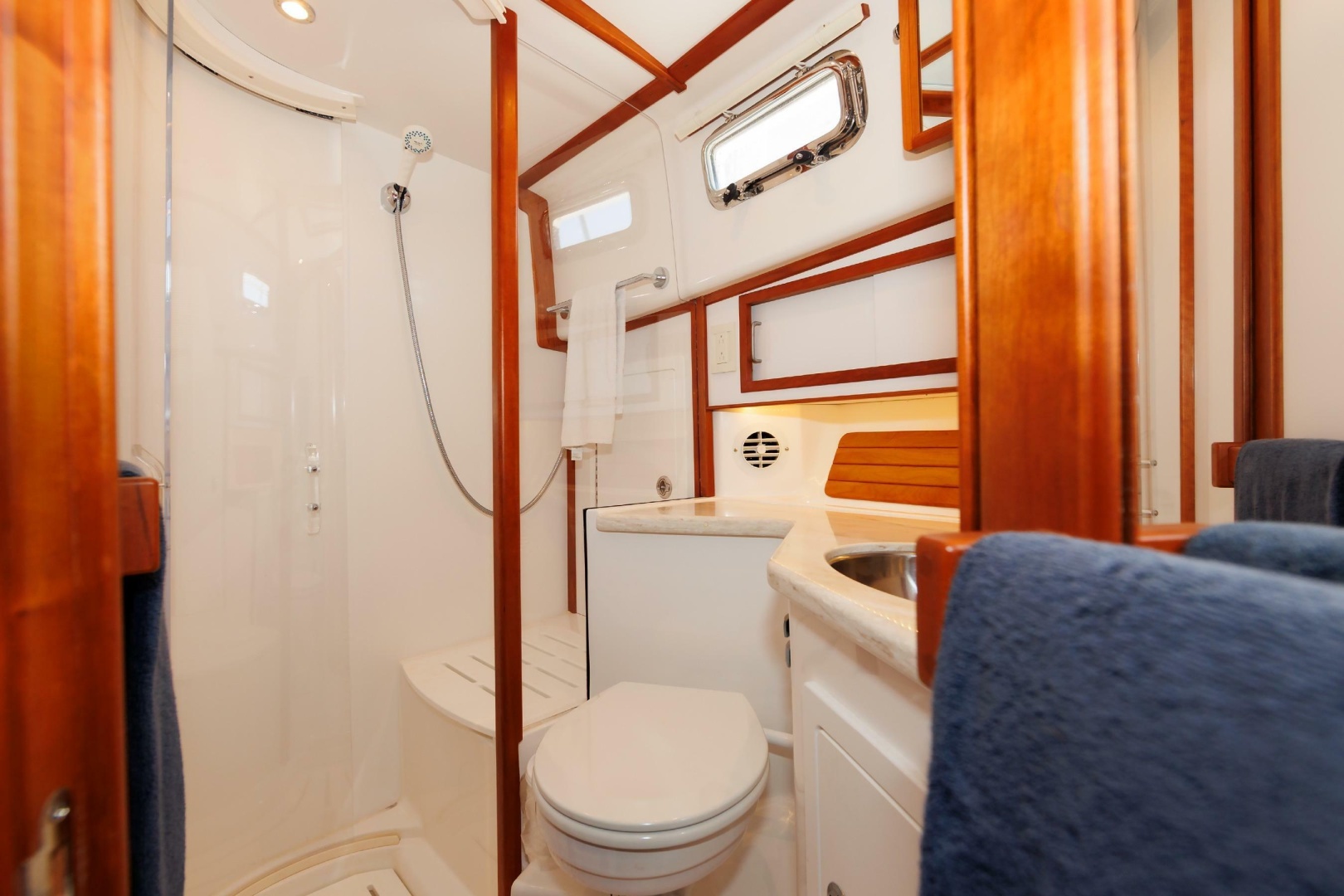 2016 Sabre 42 Fly Bridge Sedan - Image 20