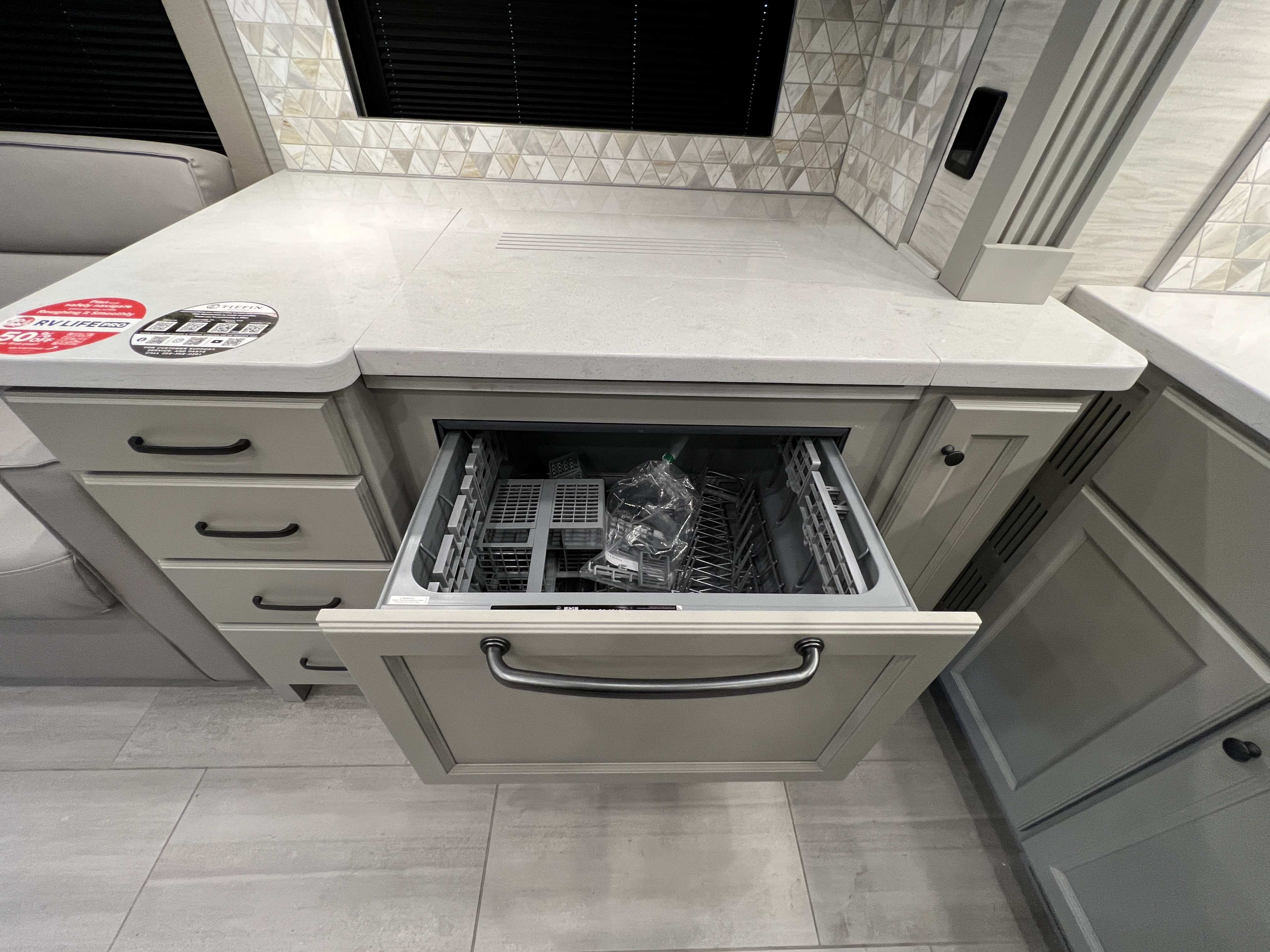 2027 Tiffin Allegro Bay 38 AB - Image 32