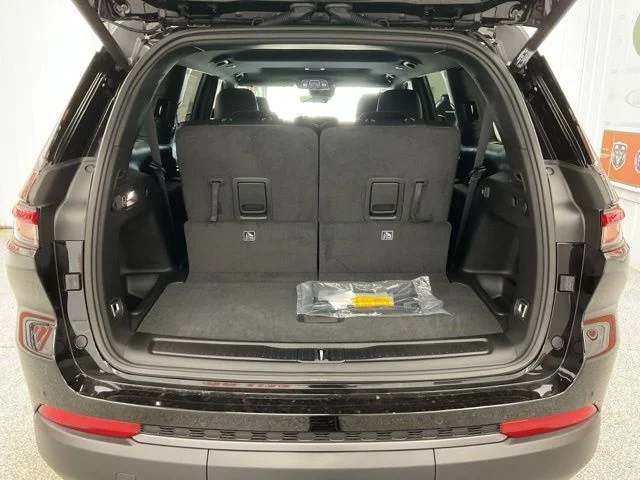 2026 Jeep Grand-Cherokee-L Laredo Altitude 4x4 - Image 33