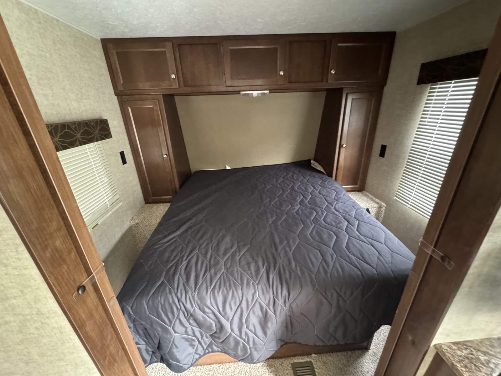 2016 Keystone Hideout 38FQDS photo 3