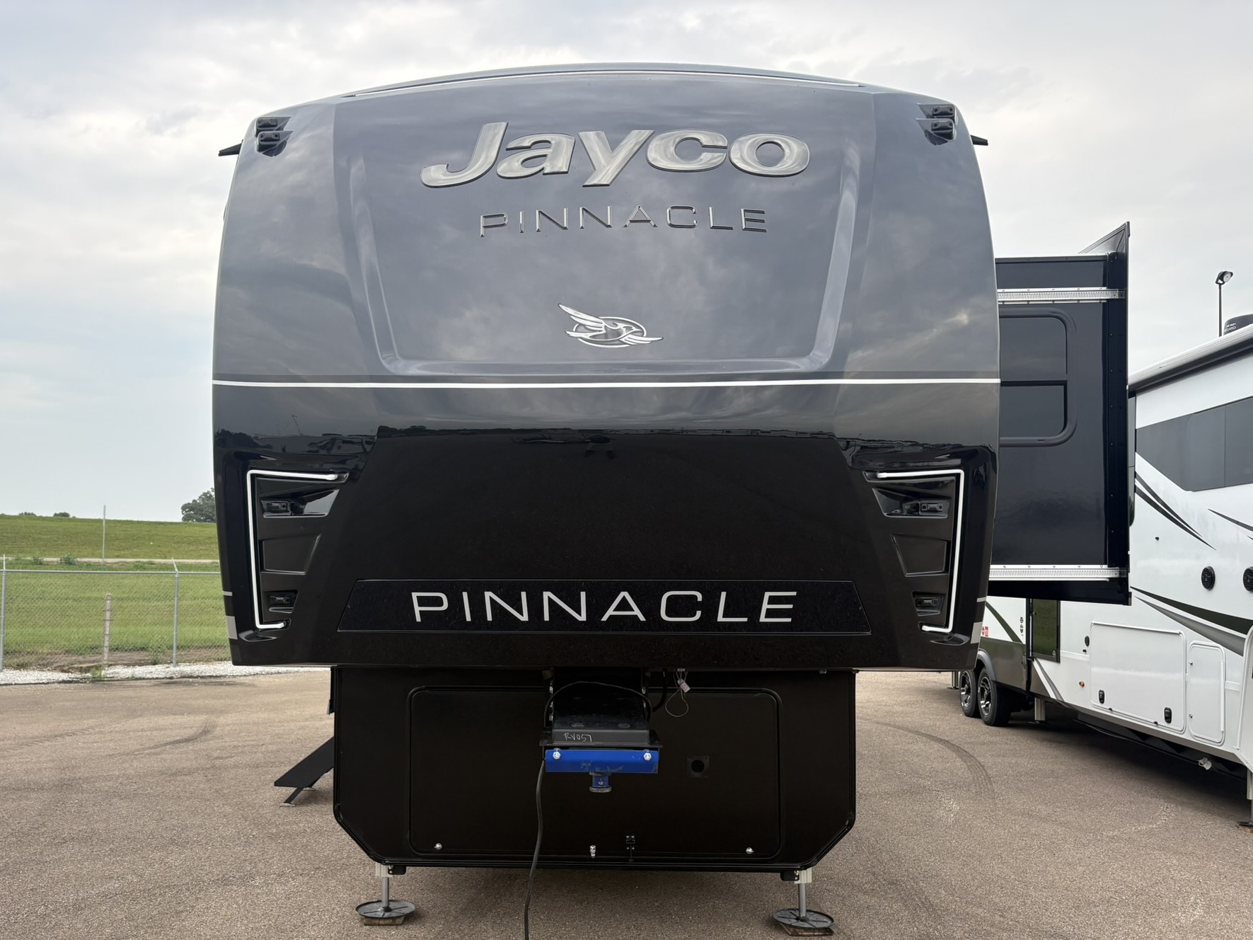 2027 JAYCO PINNACLE 32RLTS - Image 2