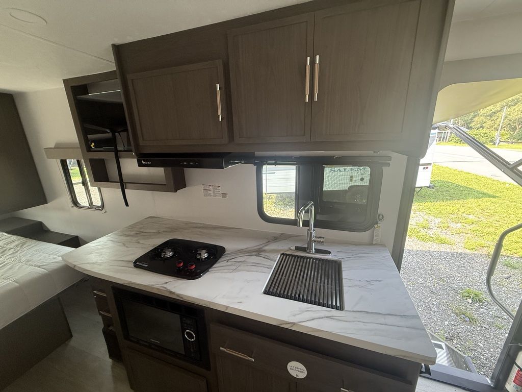 2027 Coachmen FET19SE-320 - Image 13
