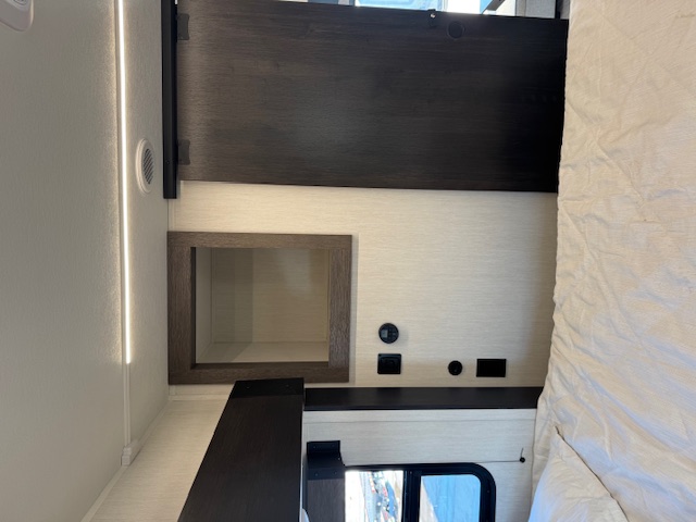 2026 CHEROKEE ARCTIC WOLF 3950 SUITE - Image 34