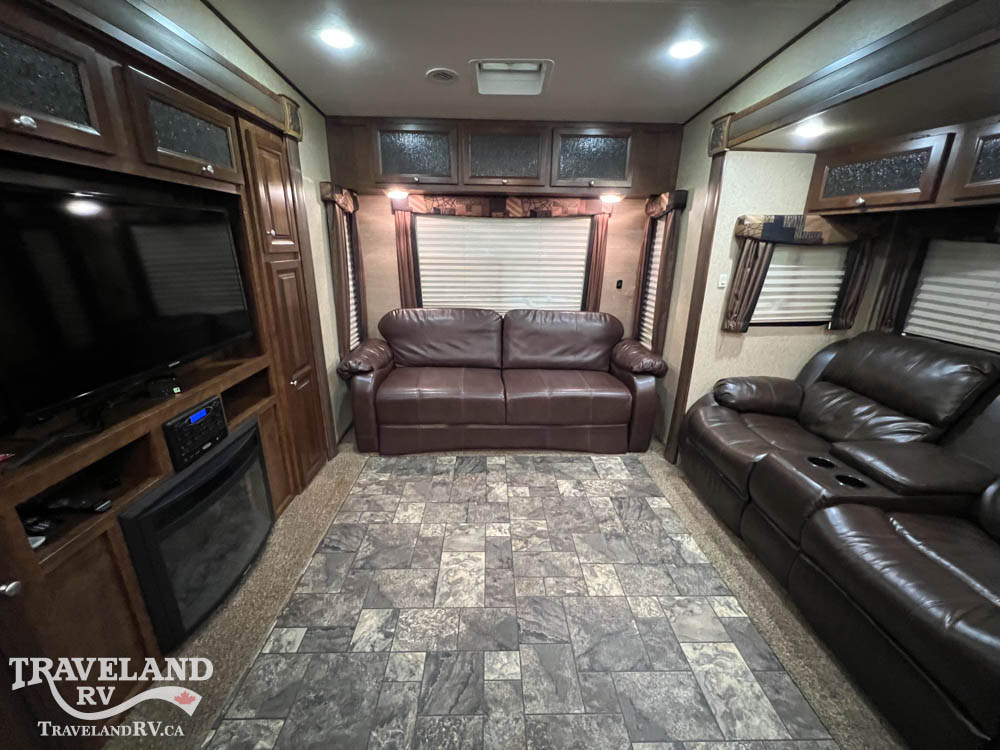 2015 Coachmen Chaparral Signature 327RLKS - Image 17