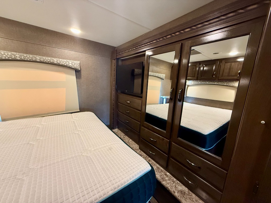 2017 Chateau 31W - Image 25