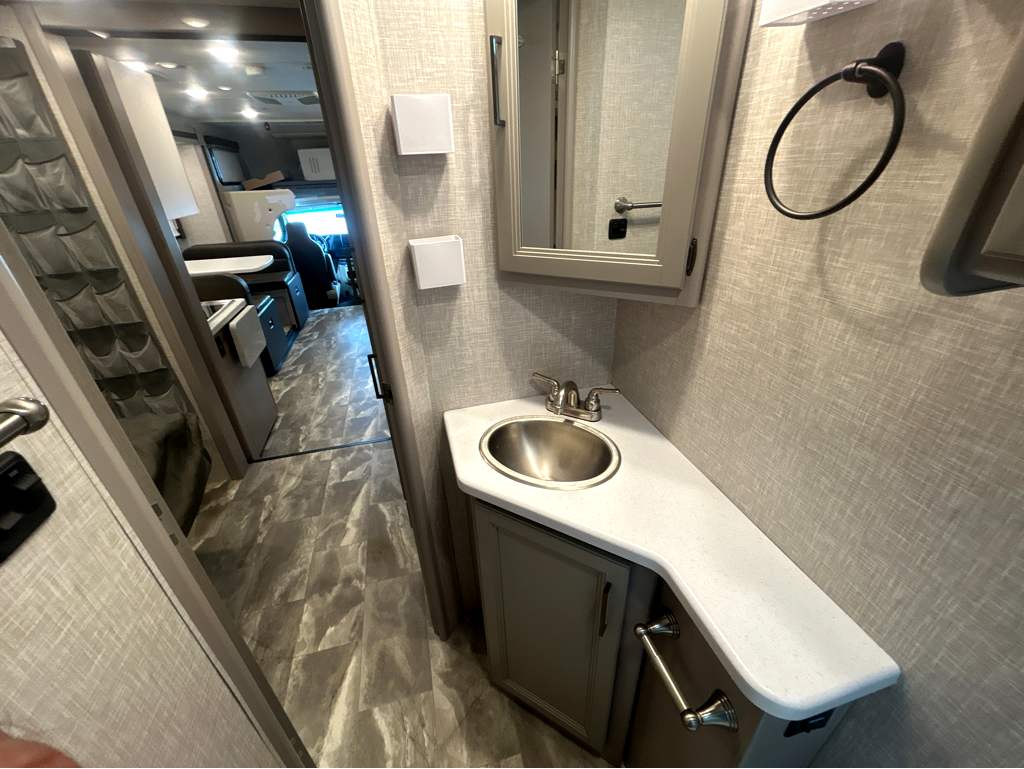 2024 Thor Motor Coach QUANTUM KW29 - Image 33