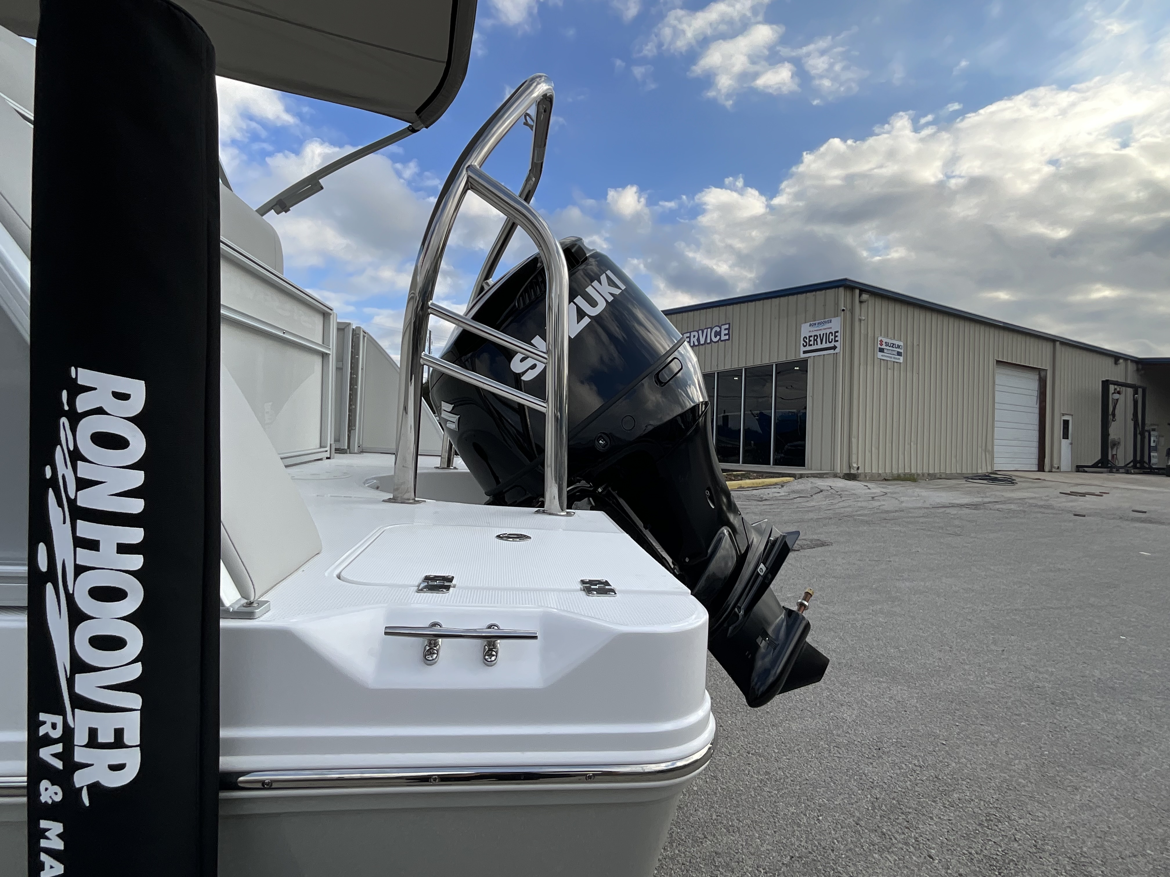 2027 Hurricane FunDeck 2360 REF - Image 4