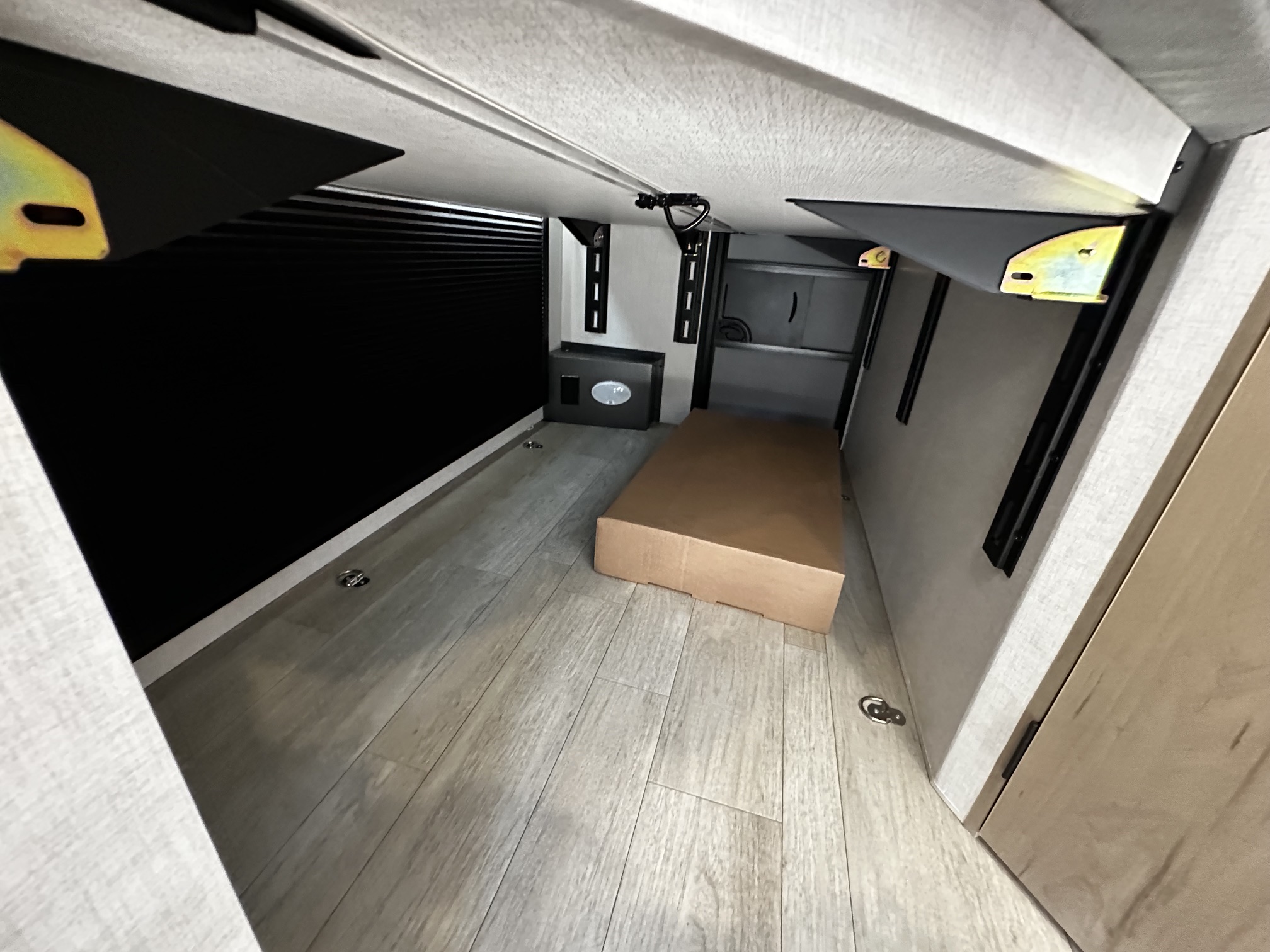 2027 Ember Overland Series 221MSL - Image 23