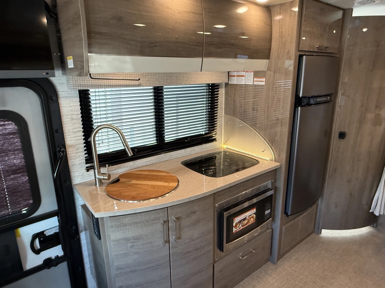 2025 ENTEGRA COACH QWEST 24L - Image 11