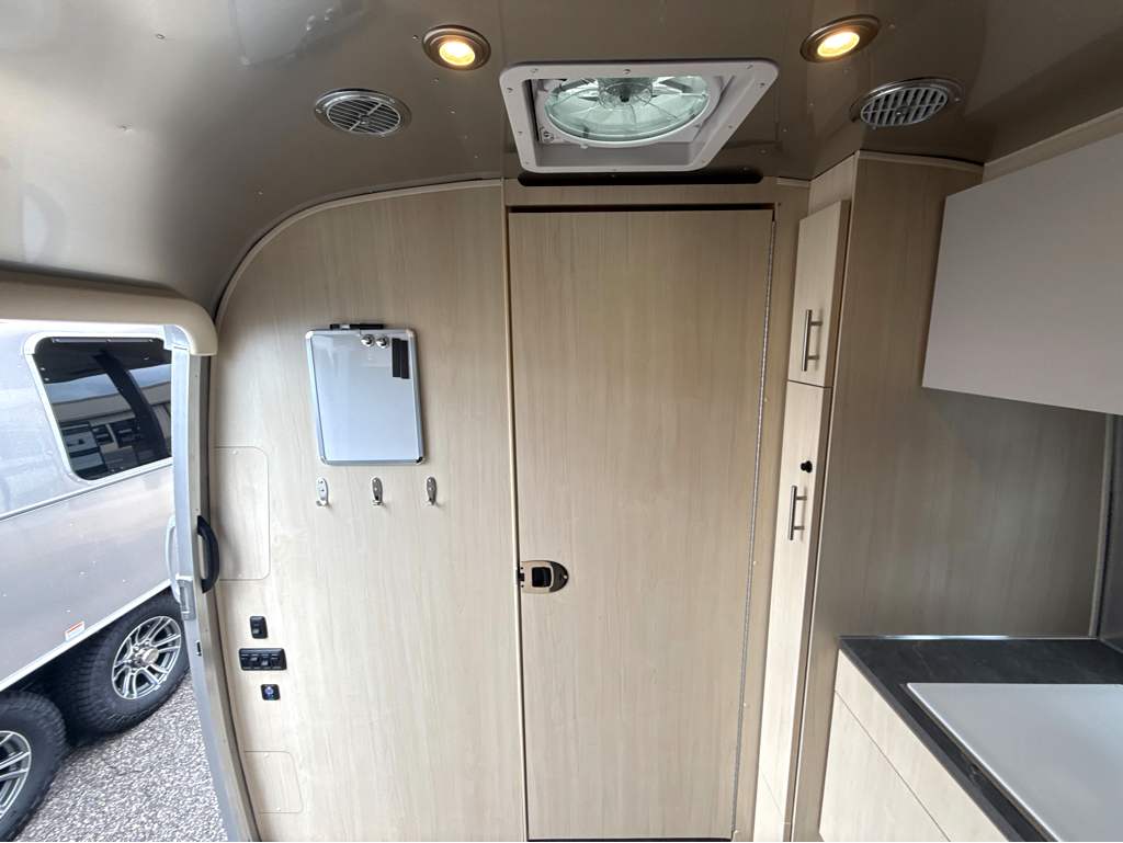 2026 AIRSTREAM FLYING CLOUD 23FBT - Image 14