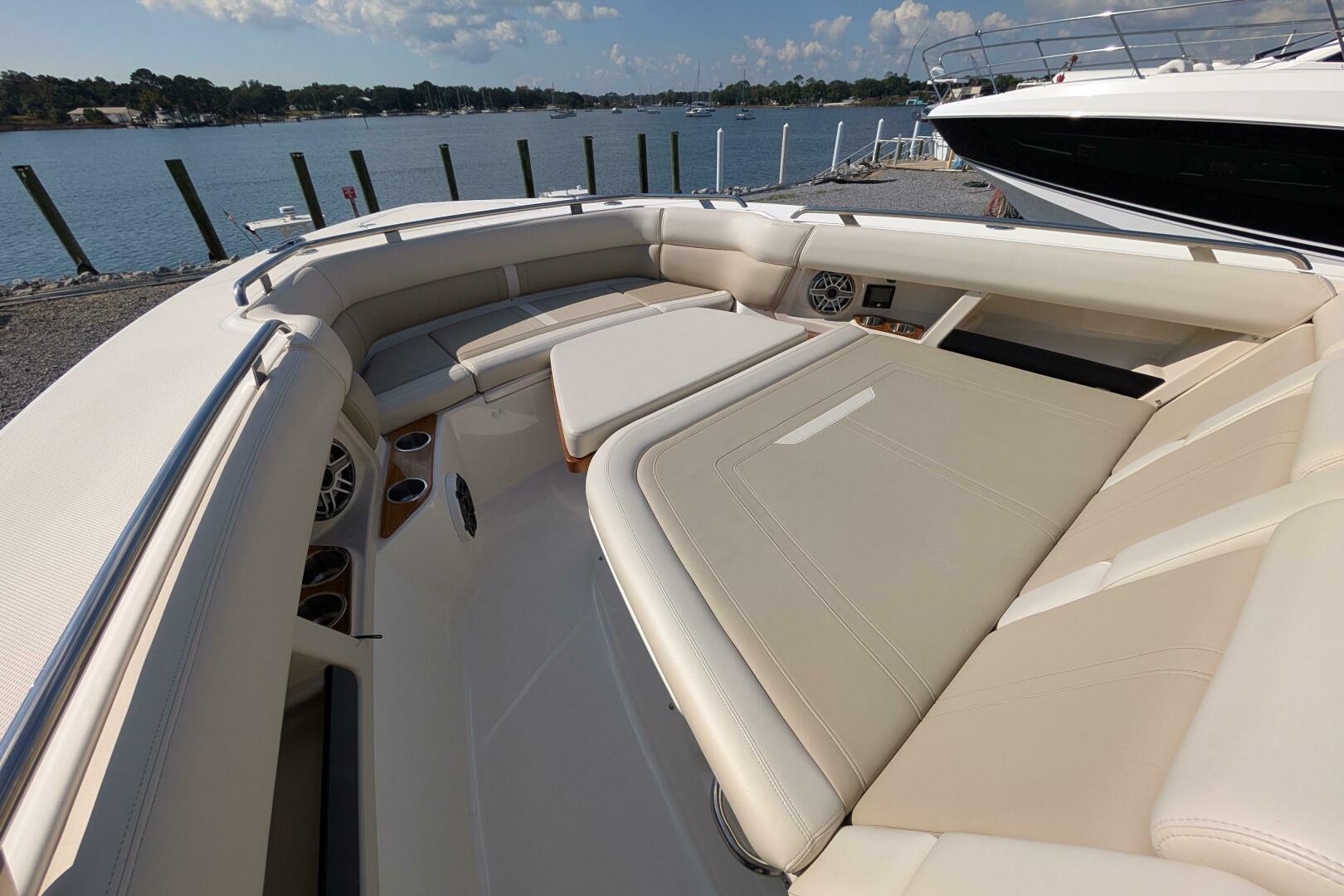 2024 Boston Whaler 350 Realm - Image 12
