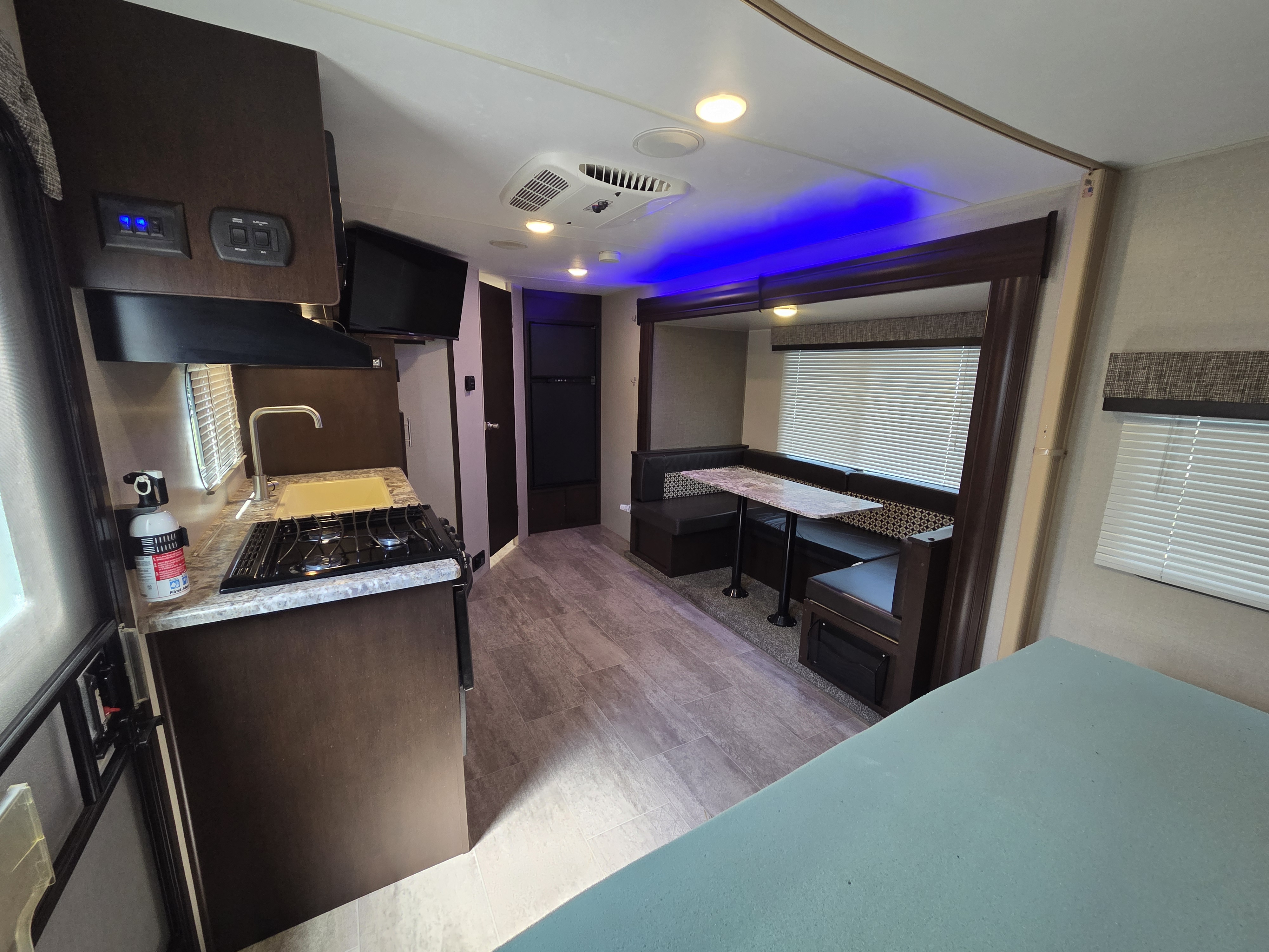 2018 KZ RV Sportsmen LE 201RBLE - Image 5