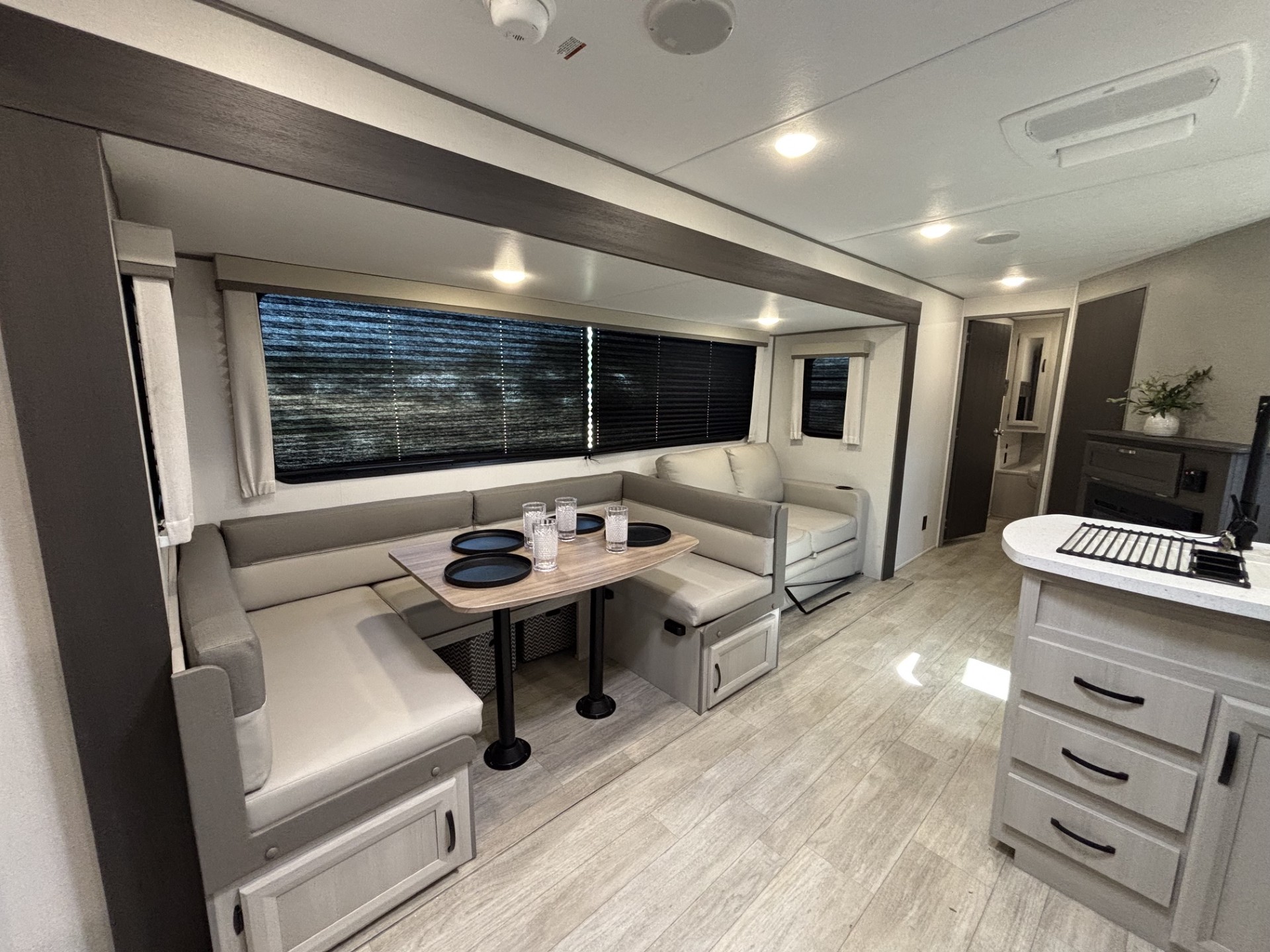 2027 Coachmen Catalina Legacy Edition 293TQBSCK - Image 14