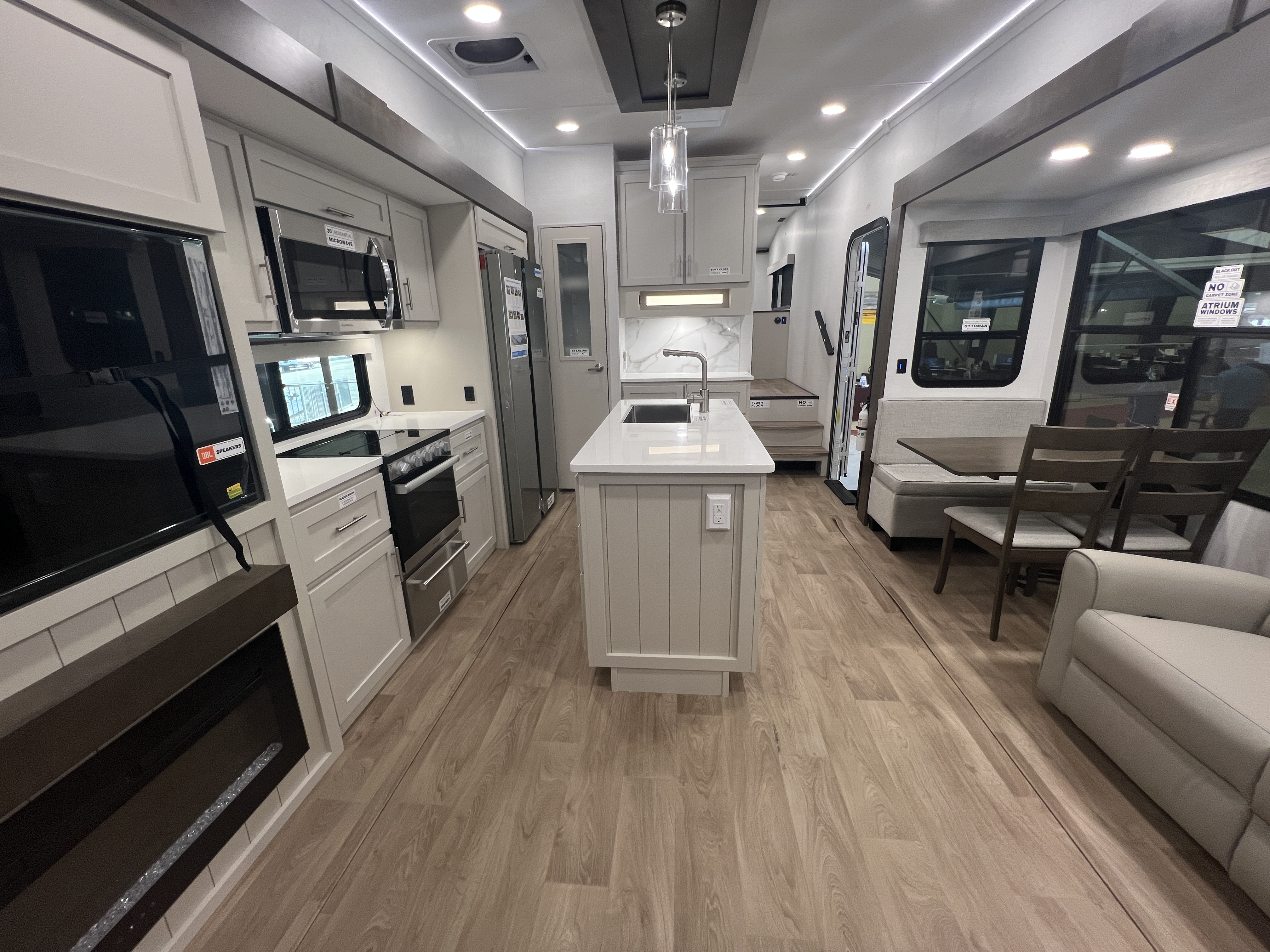 2027 Alliance RV Avenue 32RLS - Image 4