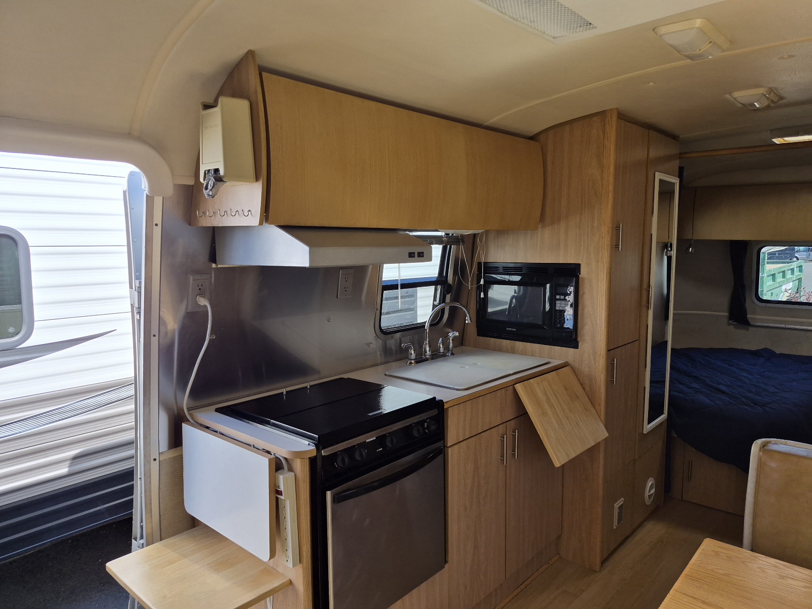 2006 Airstream Safari 25SS - Image 23