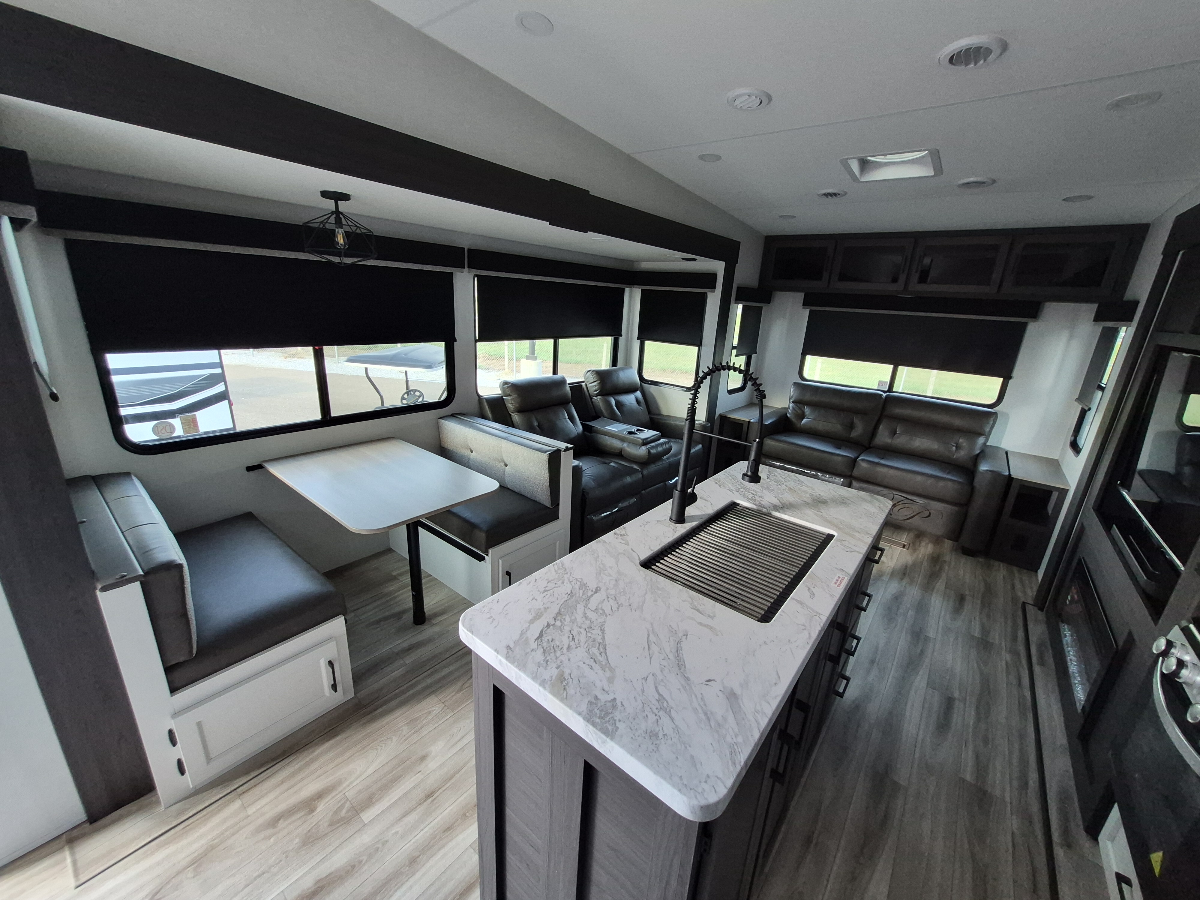 2027 VENTURE RV SPORTTREK 303VIK - Image 11