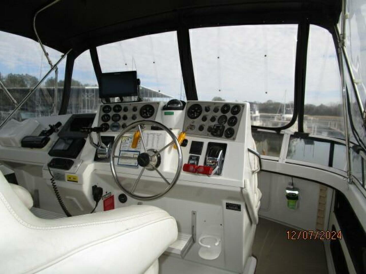 1999 Carver 40 Cockpit - Image 16