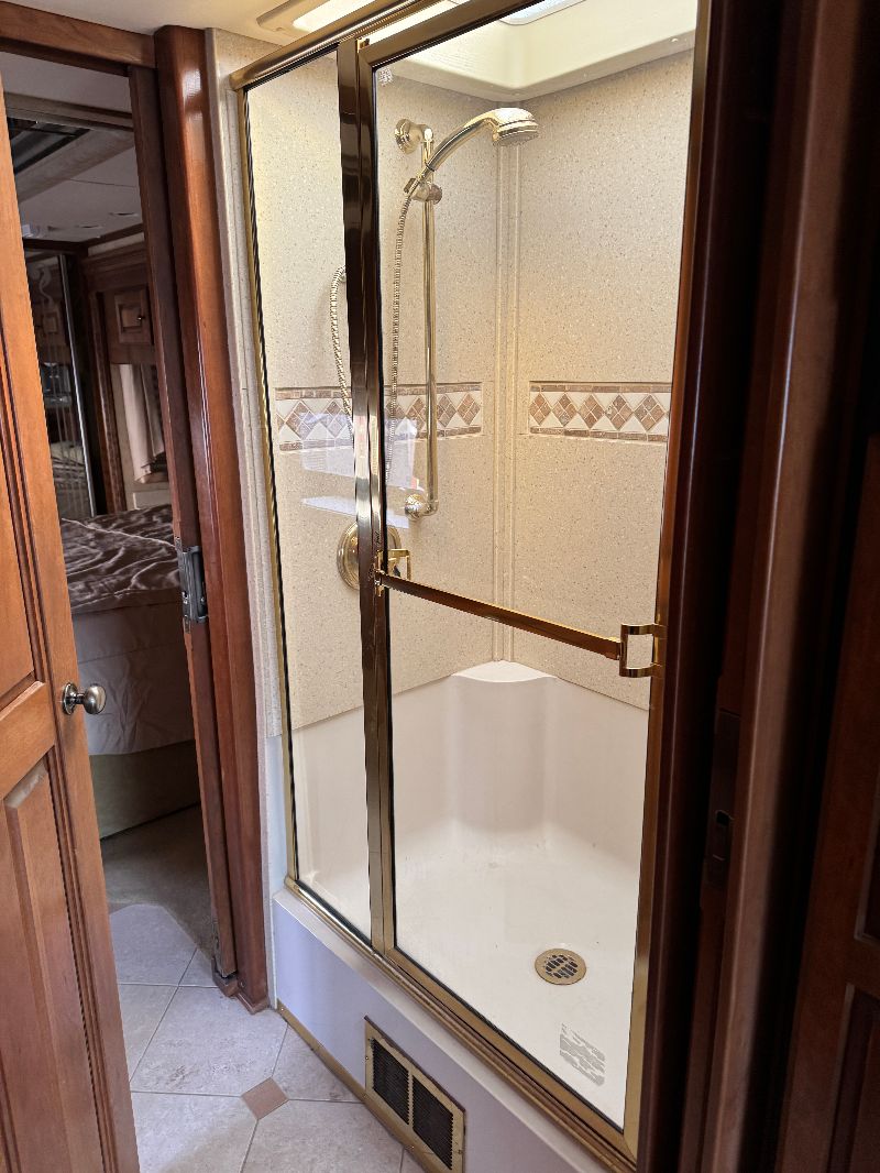 2004 Monaco Executive 40PBT - Image 12