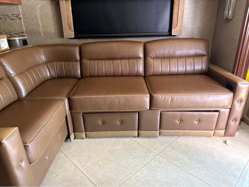 2014 Fleetwood DISCOVERY 40E - Image 17