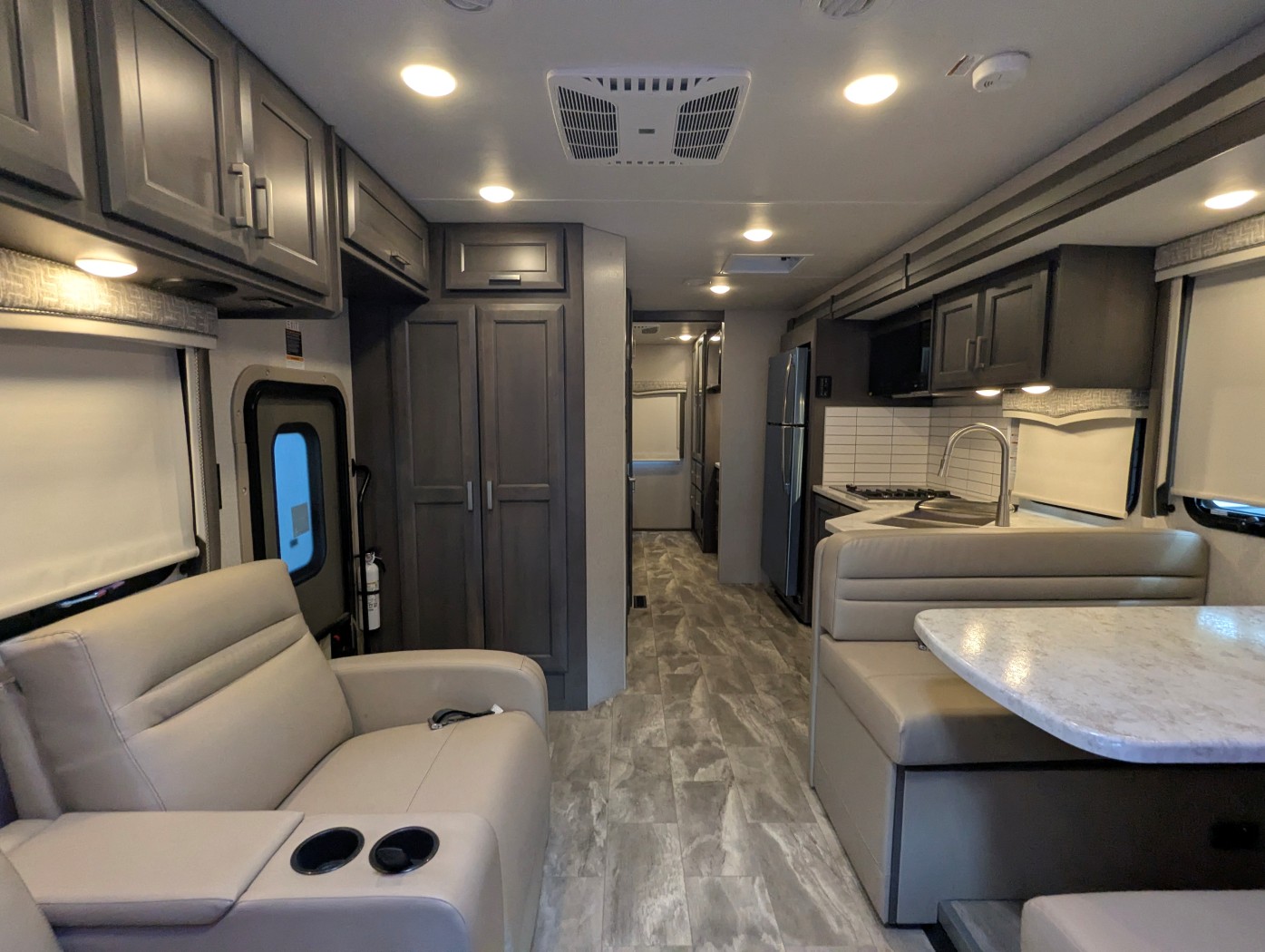 2024 Thor Motor Coach Omni XG32 - Image 16