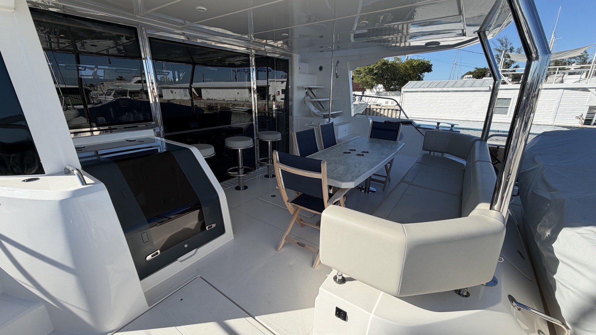 2025 Aquila 54 ENCLOSED BRIDGE - Image 52