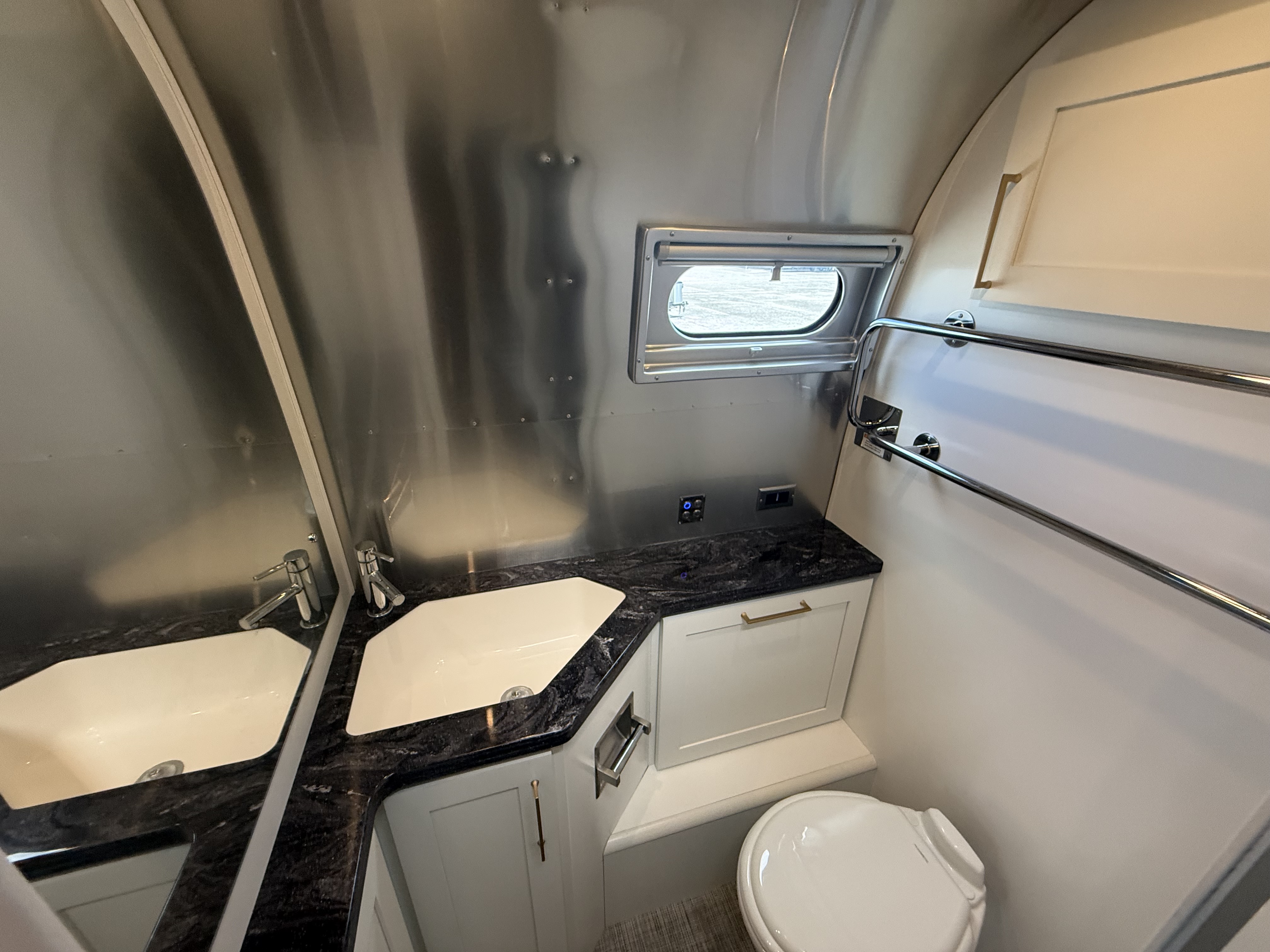 2025 AIRSTREAM CLASSIC 30RB - Image 28