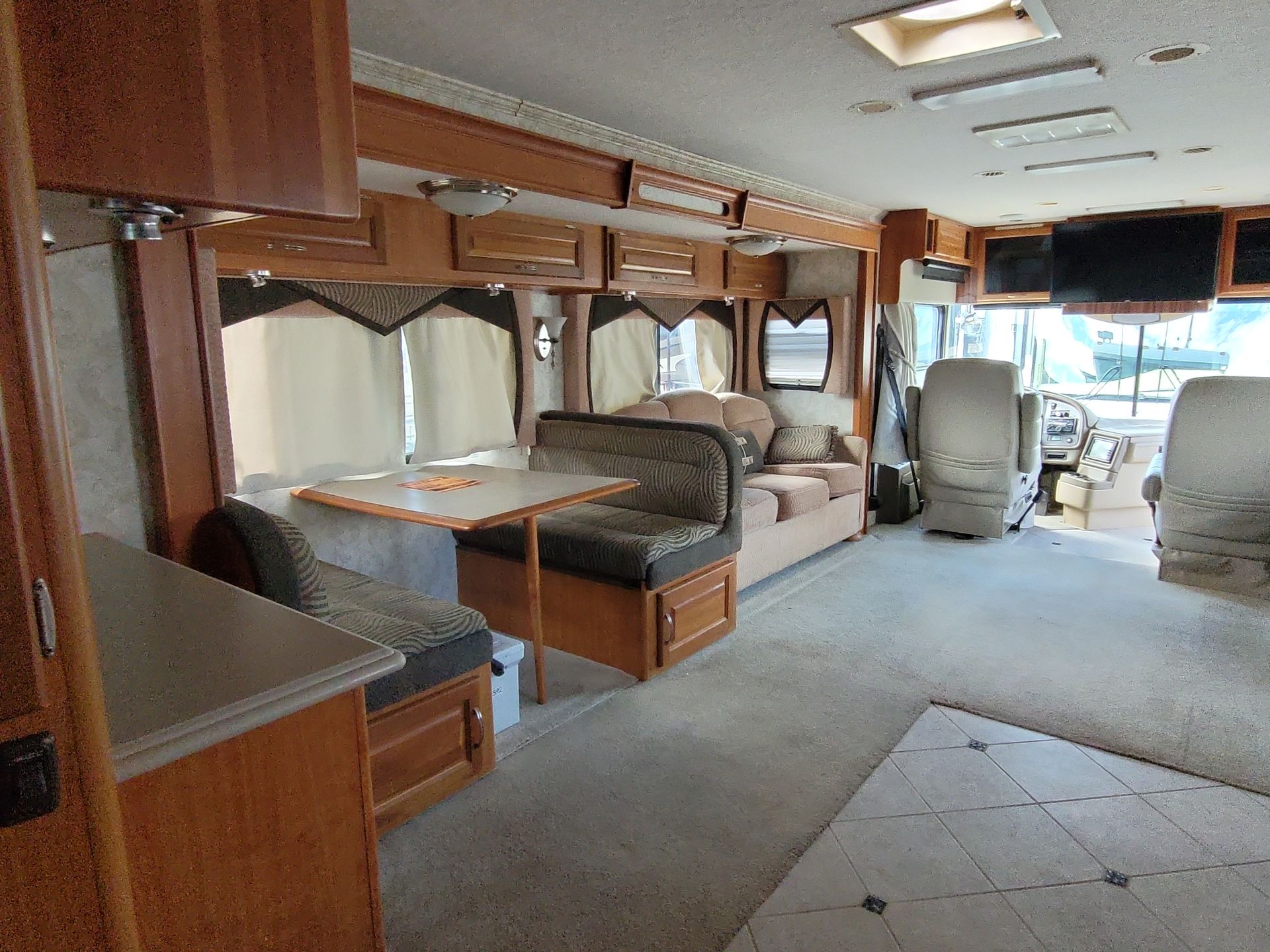 2005 National Tropical 396LX - Image 31