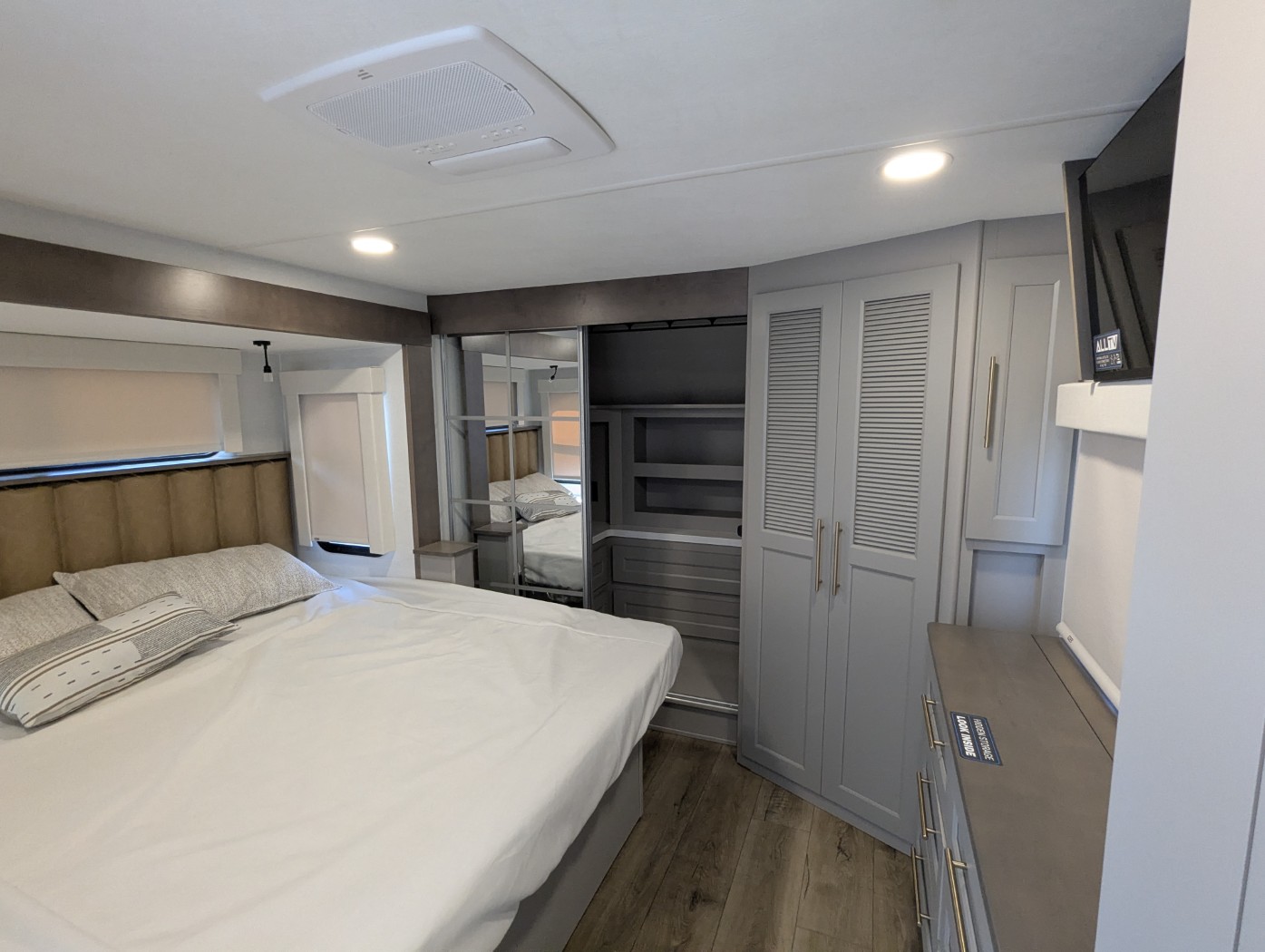 2026 Alliance RV Paradigm 395DS - Image 8