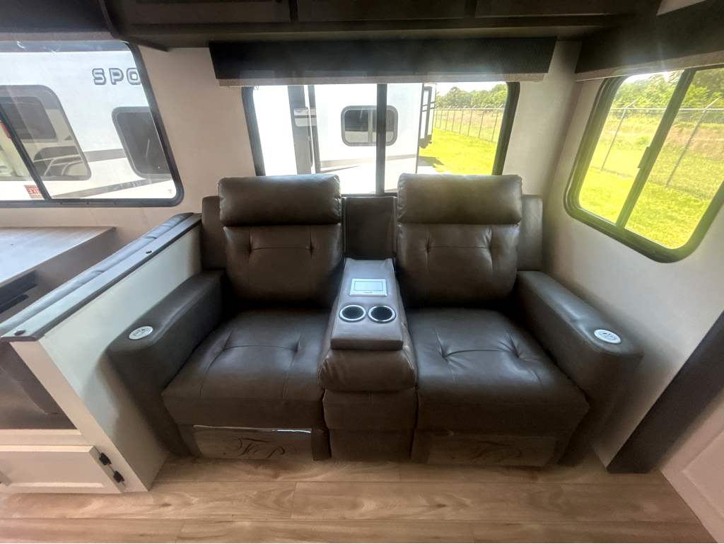 2026 VENTURE RV SPORTTREK 327VIK - Image 17
