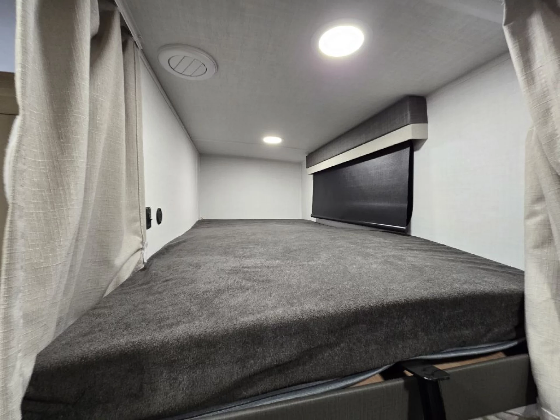 2026 FOREST RIVER ROCKWOOD MINI LITE 2520BH - Image 13