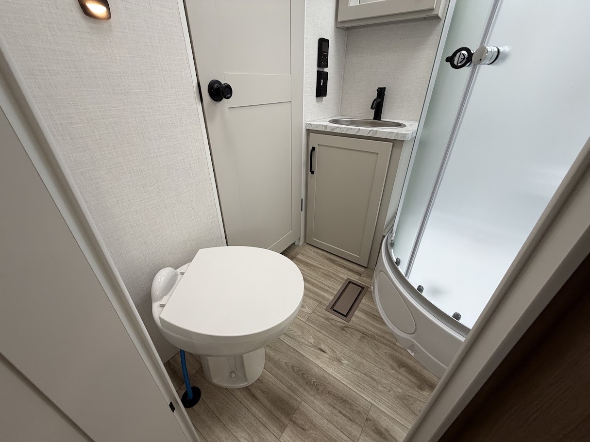 2027 VENTURE RV SPORTTREK 333VIK - Image 32