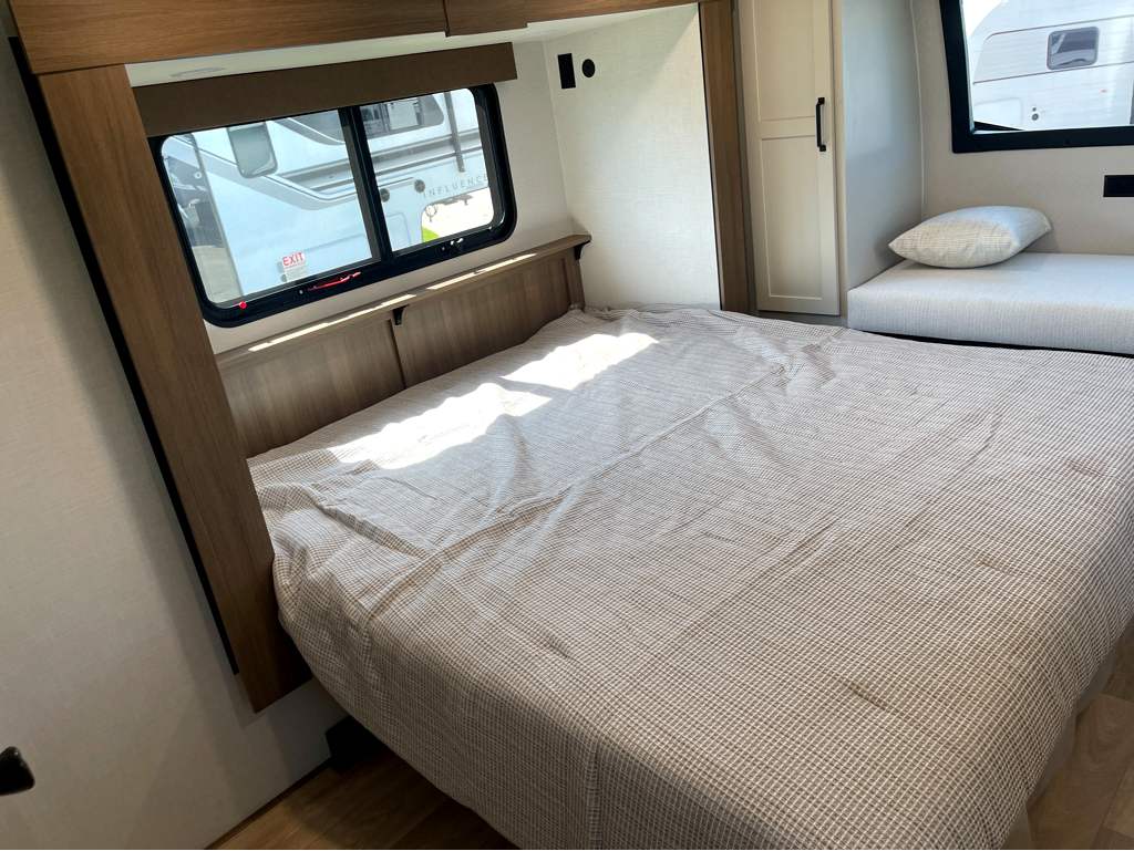 2027 VENTURE RV SPORTTREK 353VRK - Image 23