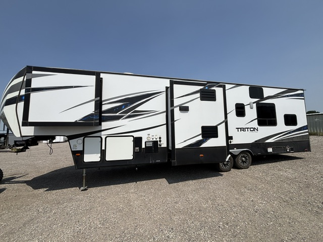 2018 Dutchmen Voltage Triton 3551 - Image 11