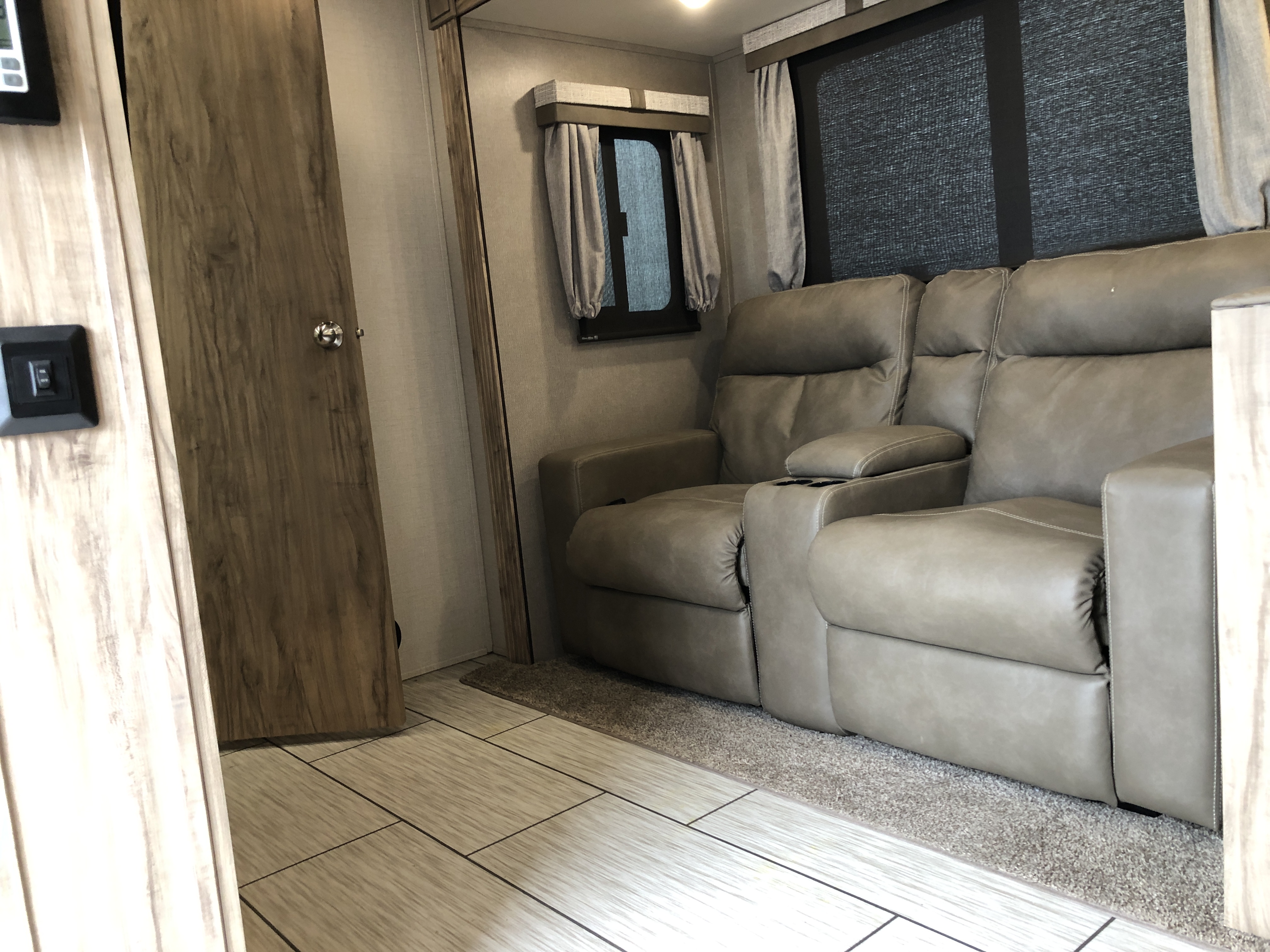 2020 Forest River PALOMINO 260FKBS - Image 11