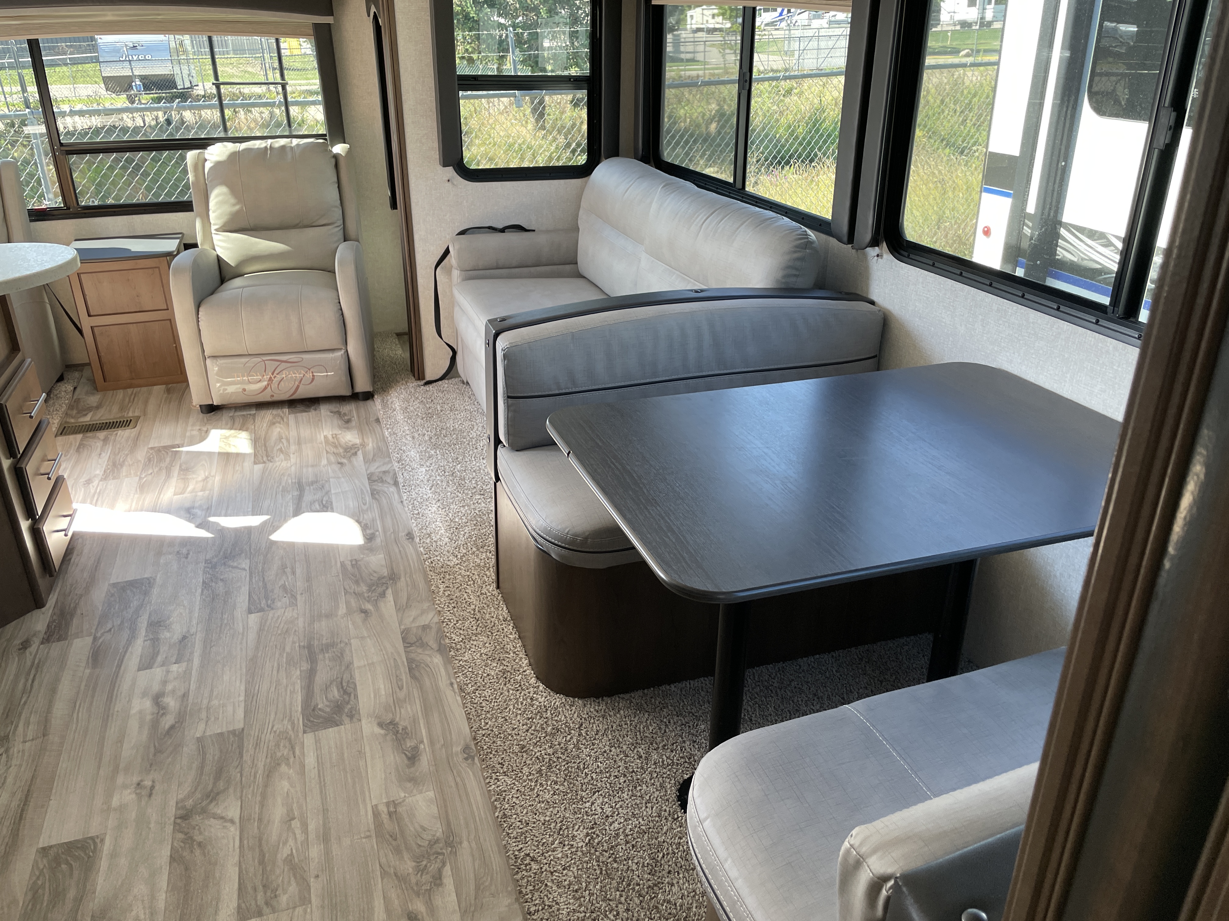 2019 Keystone RV Cougar X-Lite 27SAB - Image 10