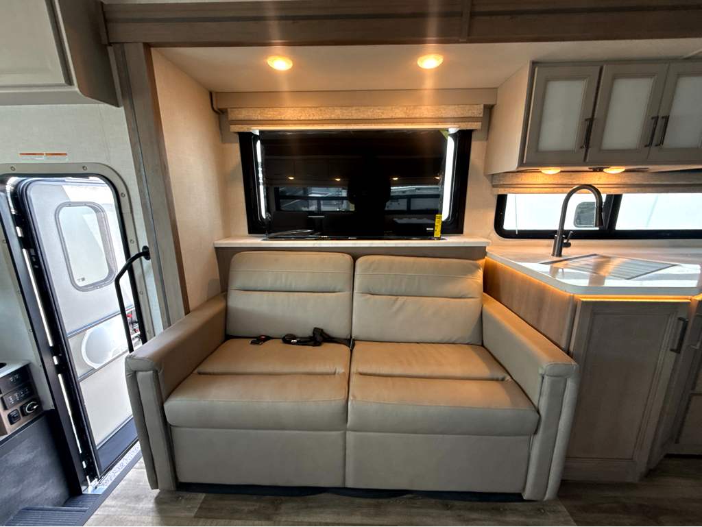 2027 THOR MOTOR COACH HURRICANE 35A - Image 16