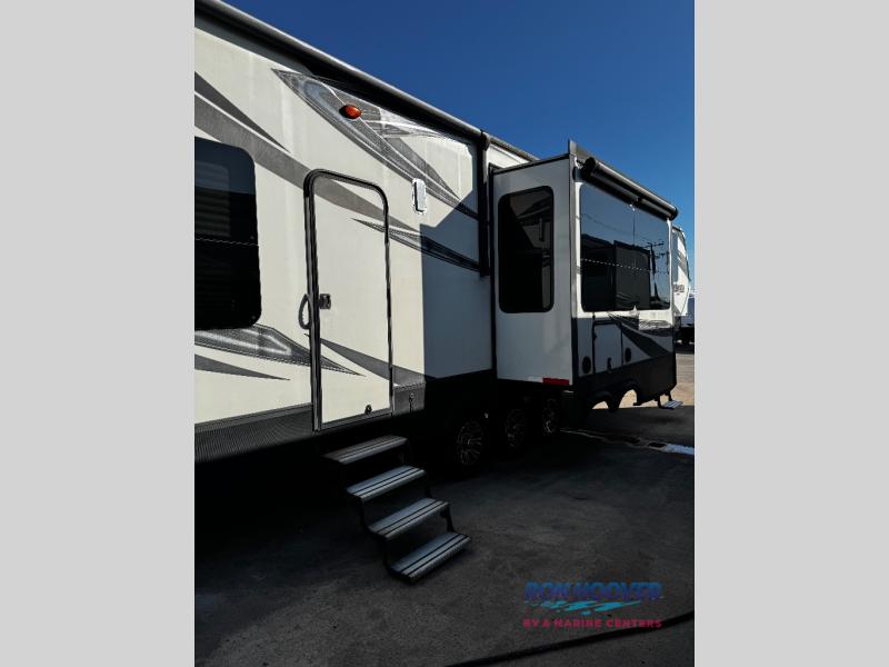 2017 GRAND DESIGN MOMENTUM M395 - Image 6