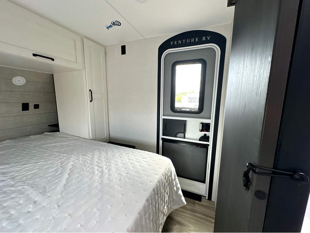 2027 VENTURE RV SIENNA 311VDB - Image 24