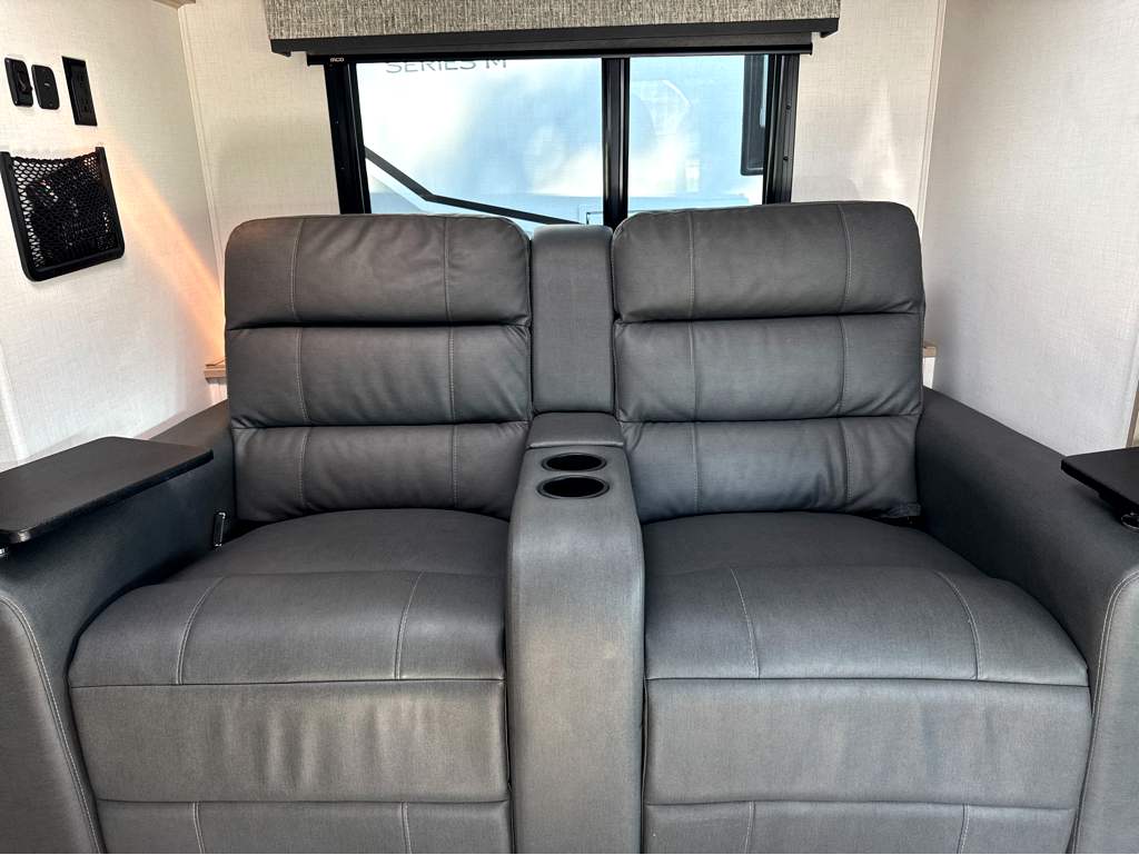 2025 FOREST RIVER SUNSEEKER 2400T - Image 21