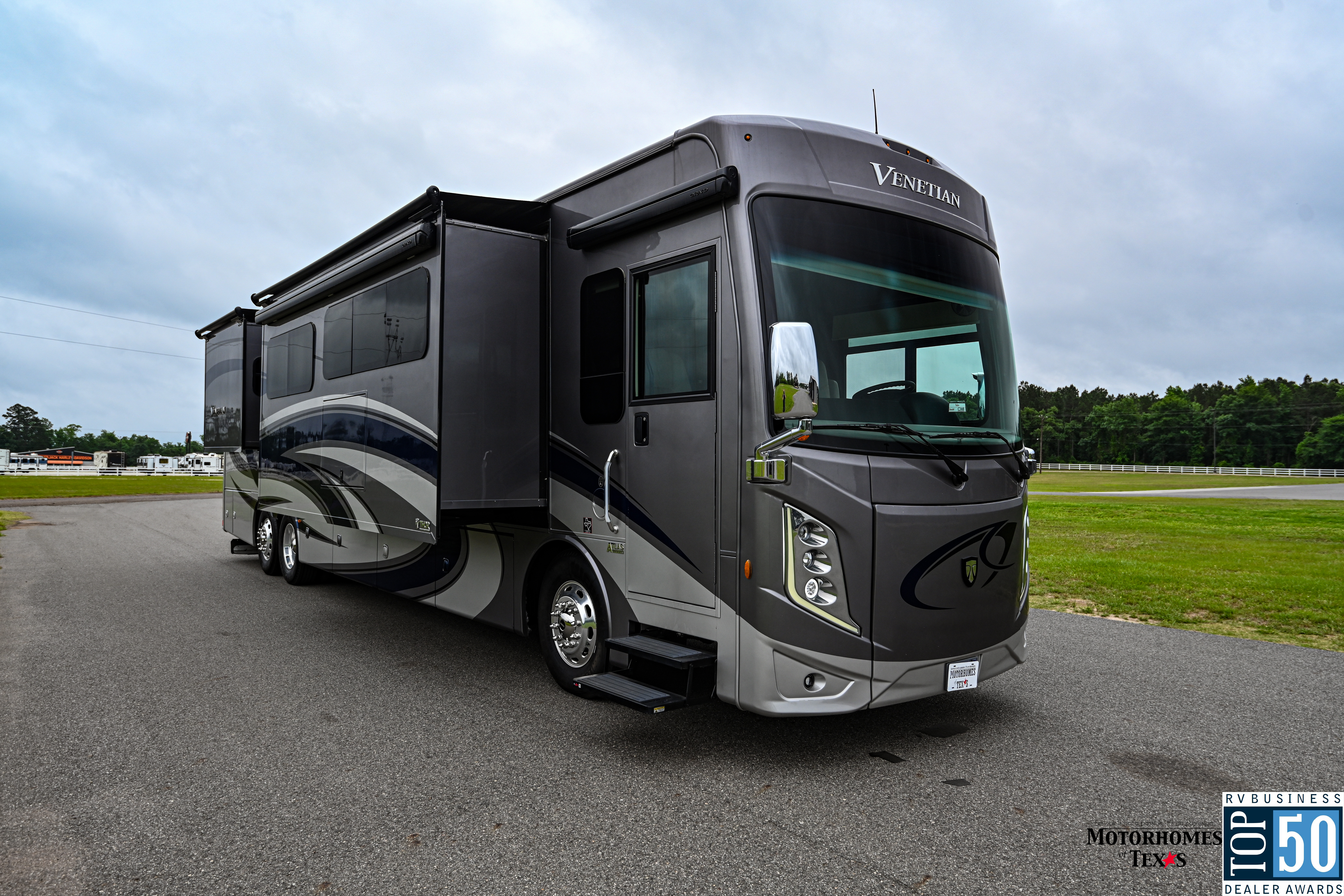 2022 Thor Motor Coach Venetian F42 - exterior 6