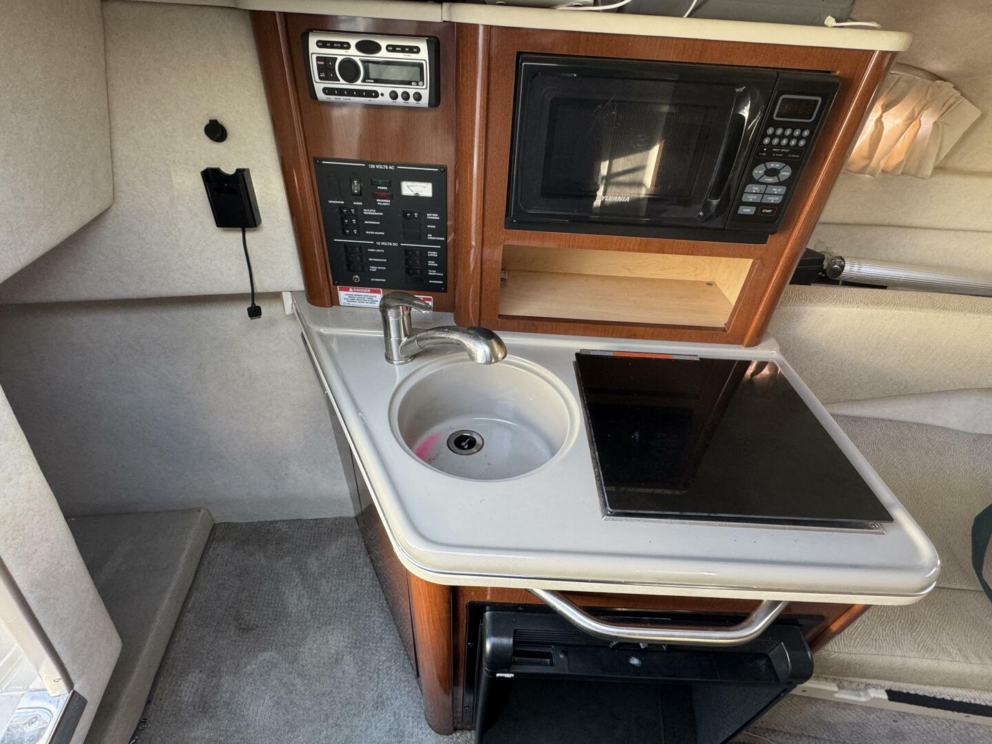 2008 Sea Ray 240 Sundancer - Image 9