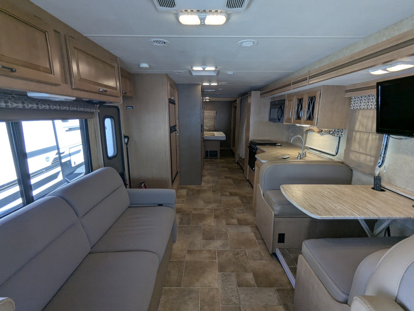 2016 Thor Motor Coach Hurricane 34J - Image 11